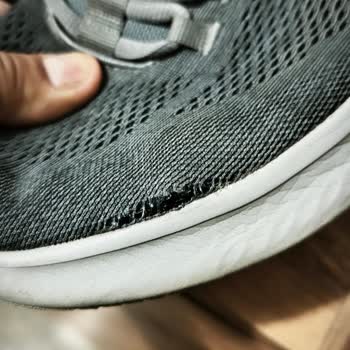 Kısa Sürede Üst Kumaş Ve Taban Yırtılmaları Nedeniyle Skechers Ayakkabı Değişimi Talebi
