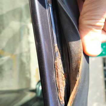 Kia Sportage 2015 Modelinde Kapı Fitillerinde Şiddetli Çürüme Ve Deformasyon