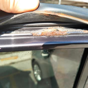 Kia Sportage 2015 Modelinde Kapı Fitillerinde Şiddetli Çürüme Ve Deformasyon