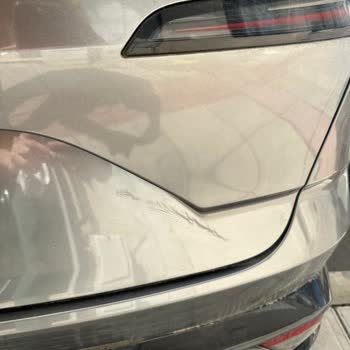 Renault Austral Bagaj Kapağındaki Boya Ve Göçük Sorunu İçin Garanti Kapsamında Onarım Talebi