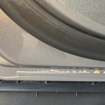 Garanti Kapsamında Citroen C4X Sol Arka Kapı Altında Boya Atması Ve Paslanma