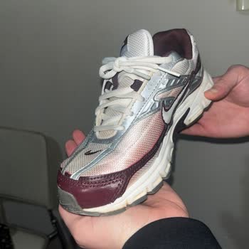 Boya Akarak Kullanılamaz Hale Gelen Ayakkabı Ve Kırıcı Mağaza Personeli