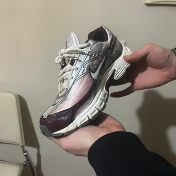 Boya Akarak Kullanılamaz Hale Gelen Ayakkabı Ve Kırıcı Mağaza Personeli