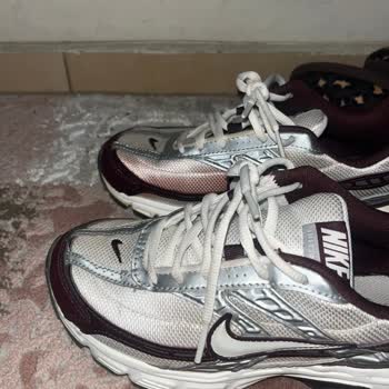 Boya Akarak Kullanılamaz Hale Gelen Ayakkabı Ve Kırıcı Mağaza Personeli