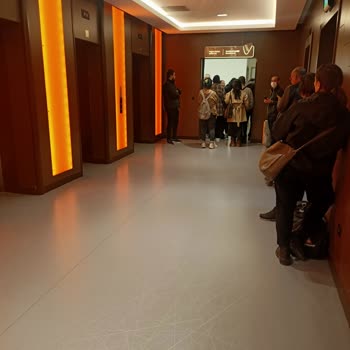 İzmir Medicana Hastanesi Yoğun Bakımda Oturma Alanı Eksikliği
