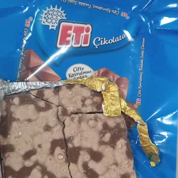 Eti Çifte Kavrulmuş Fındıklı Sütlü Çikolata Ambalajında Görülen Beyaz Küf Benzeri Lekeler Sağlık Endişesi Yaratıyor