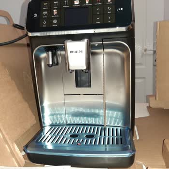 Kullanılmış Ve Kirli Espresso Makinesinin Tekrar Gönderilmesi