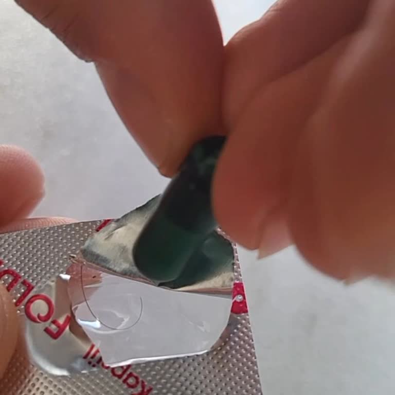 Denge İlaç Kapsüllerden Birinin İçinde Yabancı Bir Madde, Kıl Benzeri Bir Unsur Olduğunu Fark Ettim