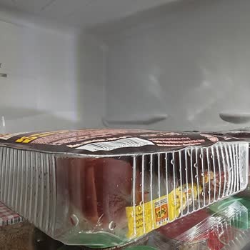 BİM’den Alınan Sucukta Ambalaj Şişmesi Ve Sağlık Endişesi