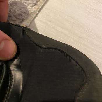 FLO Mağazasında Docker Ayakkabımda Topuk Yırtıldı, Mağaza Kullanıcı Hatası Dedi