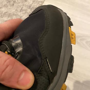 FLO Mağazasında Docker Ayakkabımda Topuk Yırtıldı, Mağaza Kullanıcı Hatası Dedi