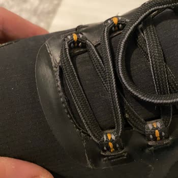 FLO Mağazasında Docker Ayakkabımda Topuk Yırtıldı, Mağaza Kullanıcı Hatası Dedi