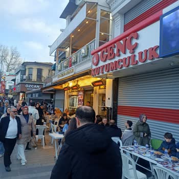 Üsküdar’da Kaldırımı İşgal Eden Dükkanın Mobilyaları Kaldırılmalı Ve Denetim Sağlanmalı