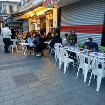 Üsküdar’da Kaldırımı İşgal Eden Dükkanın Mobilyaları Kaldırılmalı Ve Denetim Sağlanmalı