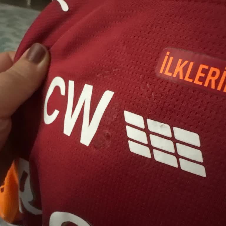 Beyoğlu GS Store Mağazasında Kişiye Özel Formada Yapıştırıcı Leke, Değişim Talebi