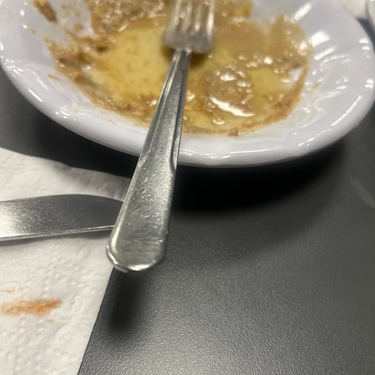 Köfteci Yusuf Şubesinde Hijyen Ve Servis Eksikliği