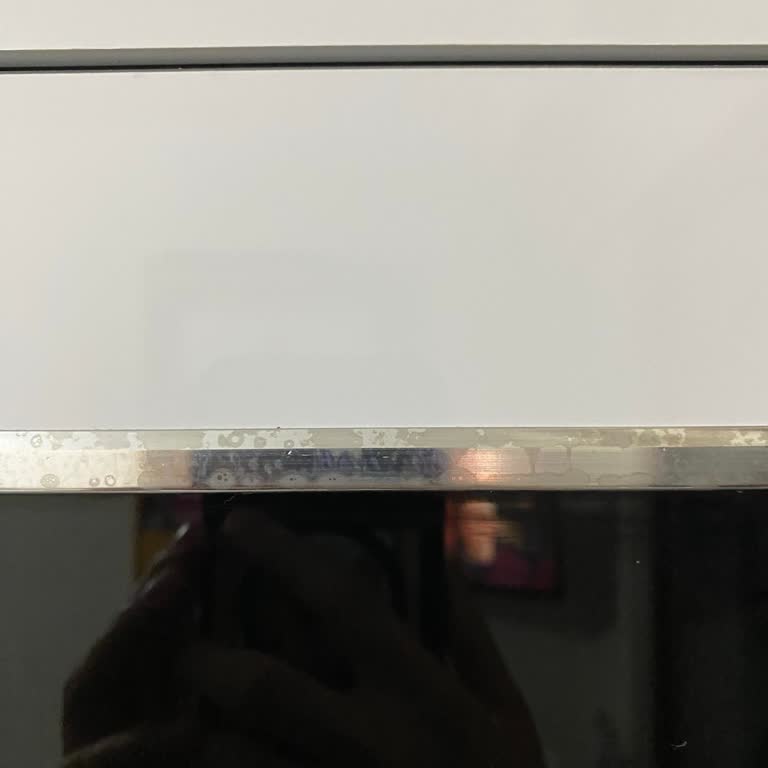 Glint Temizleyicinin Mutfak Dolaplarına Verdiği Kalıcı Zarar Kabul Edilemez