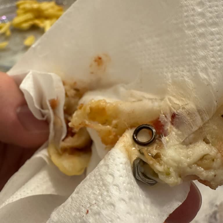 Harras Margarita Pidesinde Metal Bilye Çıktı Sağlık Riski Oluştu