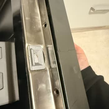 Patlayan Plastik Parçadan Kaynaklanan Güvenlik Riski Ve Servis Erişilemezliği