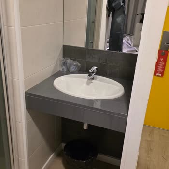 Jolly Tur Granada Nevada Otelinde Cam Tuvalet Kapıları Ve Dar Oda Şikayeti