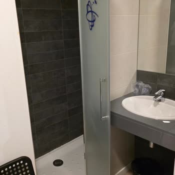 Jolly Tur Granada Nevada Otelinde Cam Tuvalet Kapıları Ve Dar Oda Şikayeti