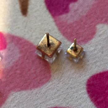 Uzak Işıklar Mağazaları Küpeler Karardı