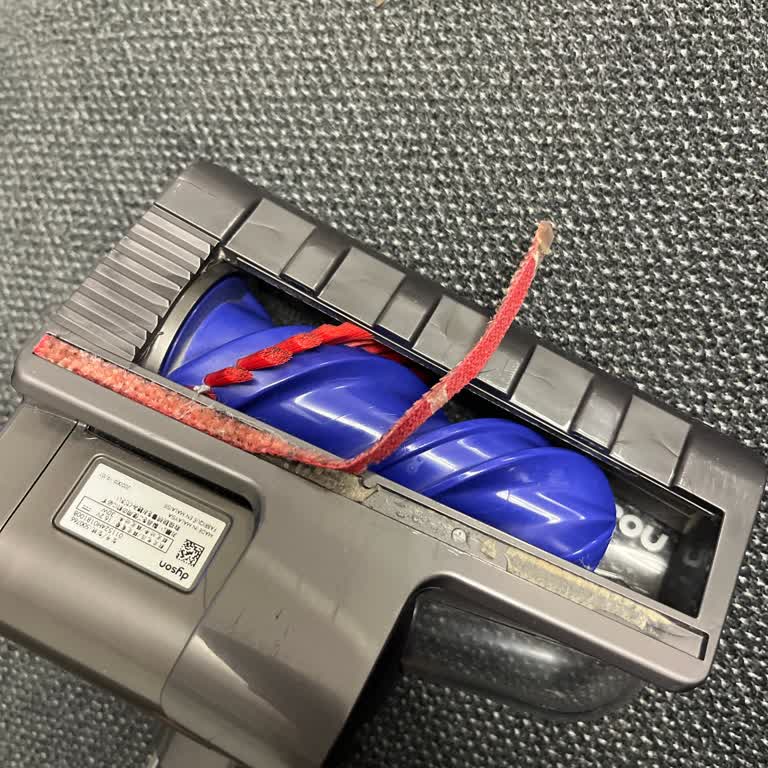 Dyson V12 Süpürge Başlığının Kırmızı Şeridi Çöktü, Temizlik Performansı Azaldı