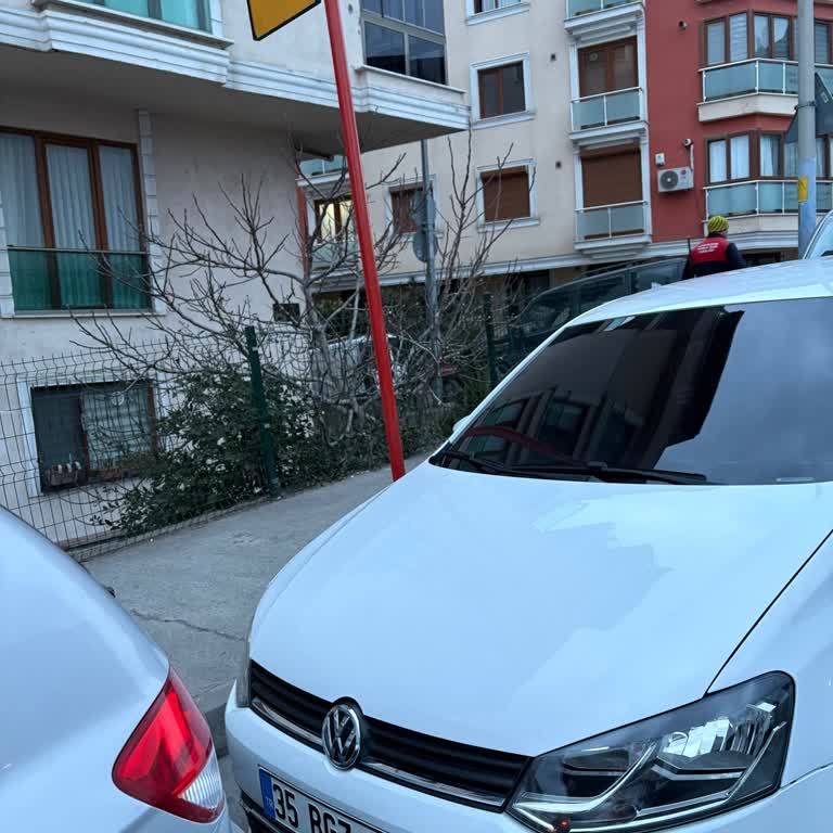 İETT Durağında Uygunsuz Park Yolcu Güvenliğini Tehlikeye Atıyor