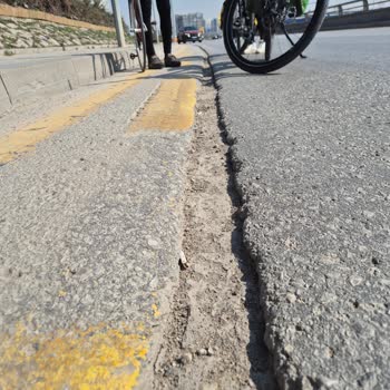 Ankara’da Altyapı Çukurları Bisiklet Sürücülerini Tehlikeye Atıyor Ve Acil Onarım Gerekiyor