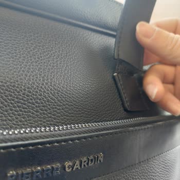 Pierre Cardin Giyim Çantası Kısa Sürede Tutma Yerleri Koparak Kullanılamaz Hale Geldi