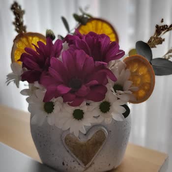 Görseldeki Çiçek Aranjmanı Gönderilenle Aynı Değil, Kalitesiz Ve Özensiz