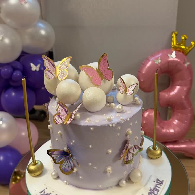 Sipariş Edilen Doğum Günü Pastası Görselle Uyuşmuyor, İçinde Saç Ve Bozukluk Var