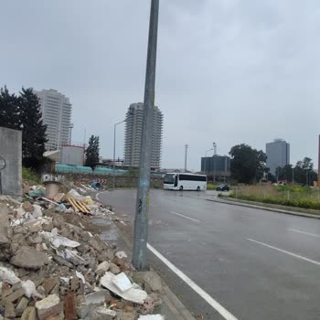 Halkapınar Yolunda Molozlar Ve Aydınlatma Eksikliği Yaya Güvenliğini Tehdit Ediyor