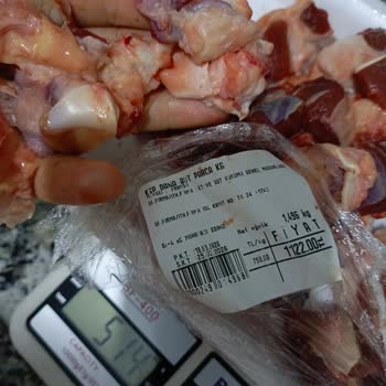 Onur Market'ten Alınan Etin Yarısı Yağlı Ve Yenmez