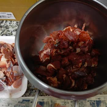 Onur Market'ten Alınan Etin Yarısı Yağlı Ve Yenmez