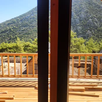 Adopen Pencere Ve Kapı Boşlukları Nedeniyle Yağmur Suyu Bungalov İçine Girdi