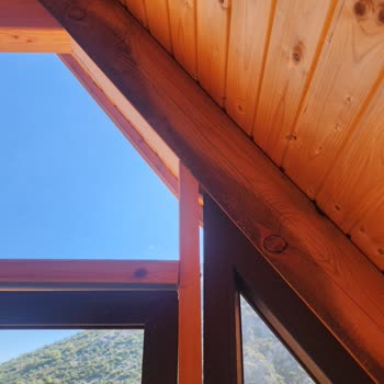 Adopen Pencere Ve Kapı Boşlukları Nedeniyle Yağmur Suyu Bungalov İçine Girdi