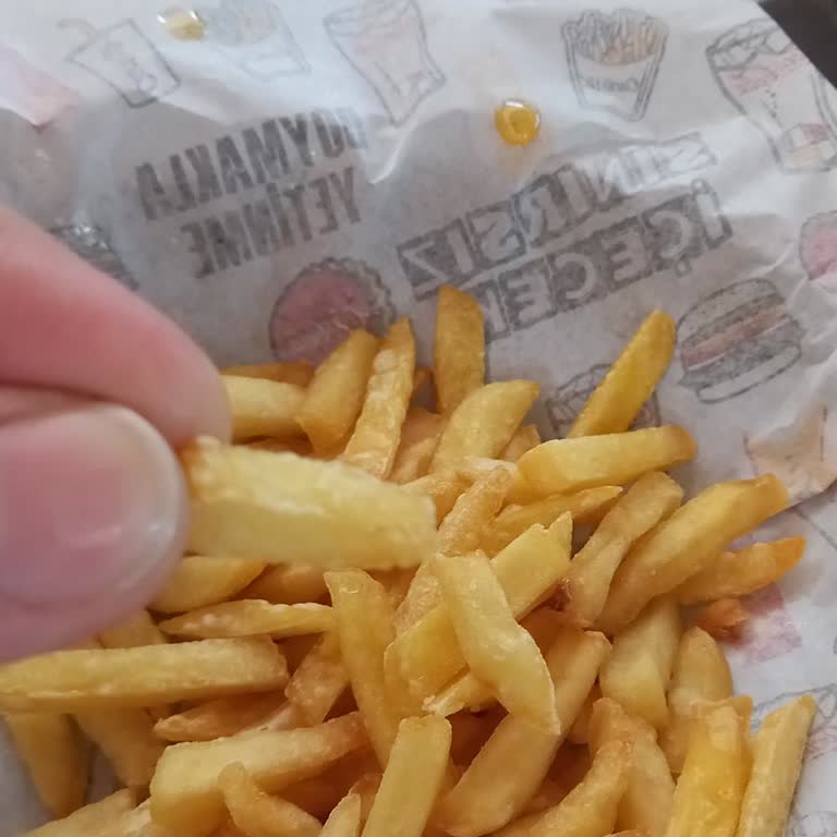 Western BBQ Burger Menüsünde Küçük Patates Ve İlgisiz Personel