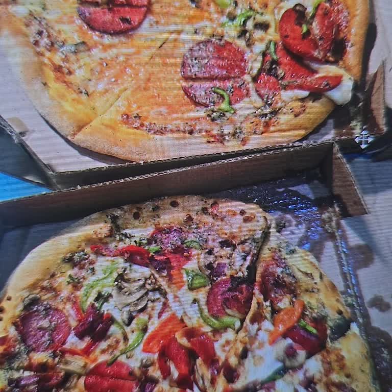 Teslim Edilen Pizza Malzemeleri Kaymış Ve Hamur Boş