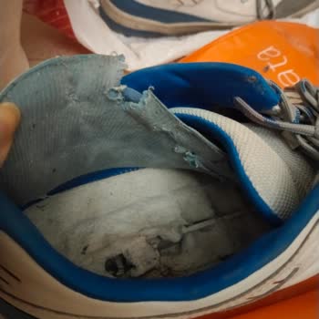 Lumberjack Ayakkabısının Tabanı Hızla Çözülüyor Ve Koku Yapıyor; Değişim Talebi