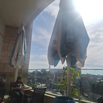 Şemsiyesiz Terasta Aşırı Sıcaklık Ve Müşteri Memnuniyetsizliği