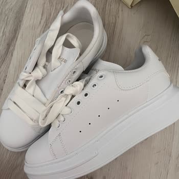 Ayakkabı Görseldekiyle Uyuşmuyor, Sert Ve İade Talebine Yanıt Almıyor