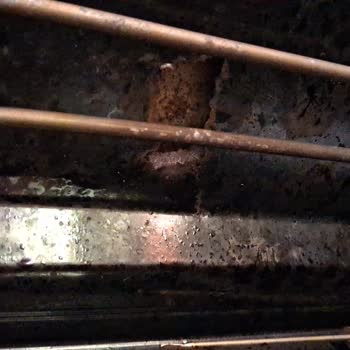 Ocaklı Fırının Tavanındaki Çürüme Ve Metal Parçaları Sağlık Riskine Yol Açıyor