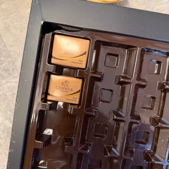 Godiva Çikolata Kutularının Açık Ve Kırık Gelmesi