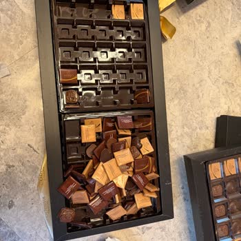 Godiva Çikolata Kutularının Açık Ve Kırık Gelmesi