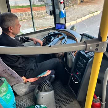 Şoförün Dikkatsiz Sürüşü Ve Telefon Kullanımı Yolculukta Kaza Tehlikesi Oluşturdu