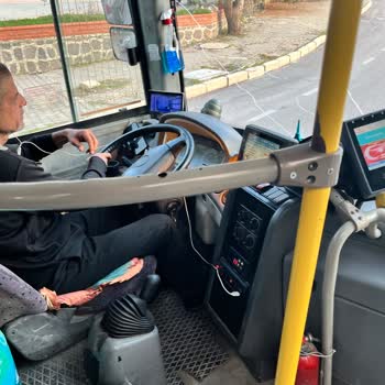 Şoförün Dikkatsiz Sürüşü Ve Telefon Kullanımı Yolculukta Kaza Tehlikesi Oluşturdu