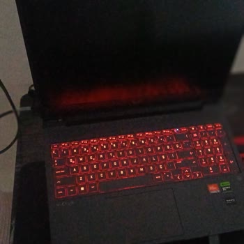 HP Victus Dizüstü Bilgisayarının Tekrarlayan Ekran Arızası Ve Değişim Talebi