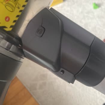 Garanti Altındaki Süpürge İçin Orijinal Toz Haznesi Bulunamıyor Ve Servis Yardımı Reddediliyor