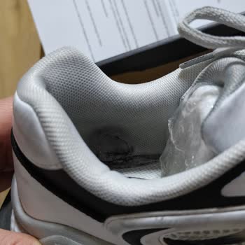 Lescon Mağazasındaki Stellar Trail Ayakkabısının İç Astarı Hızlı Çözülürken Garanti Reddi